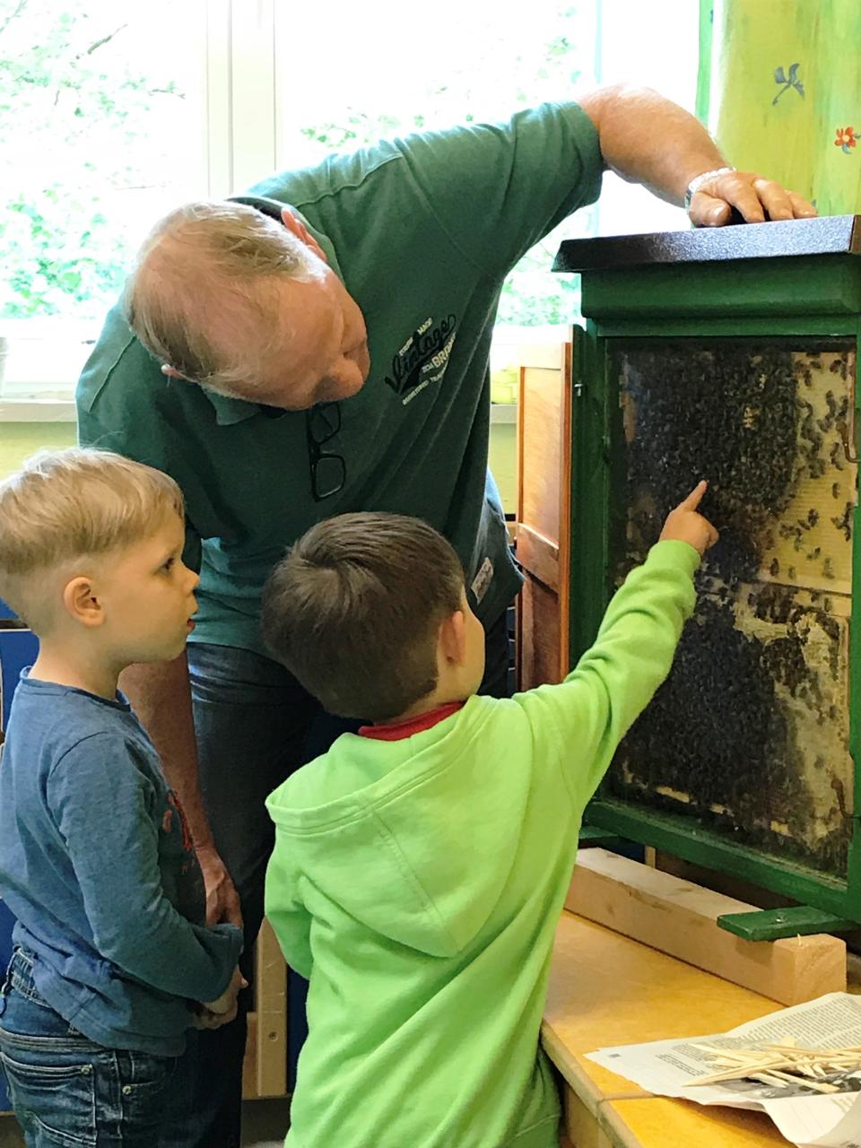 Die magische Welt der Bienen: Malen und Entdecken mit Kindern