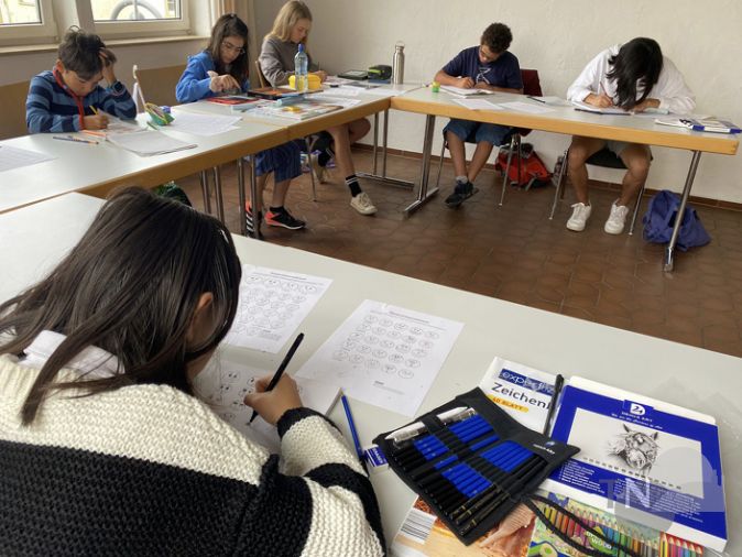 Superhelden auf Papier: Die Magie des Malens mit Kindern entdecken