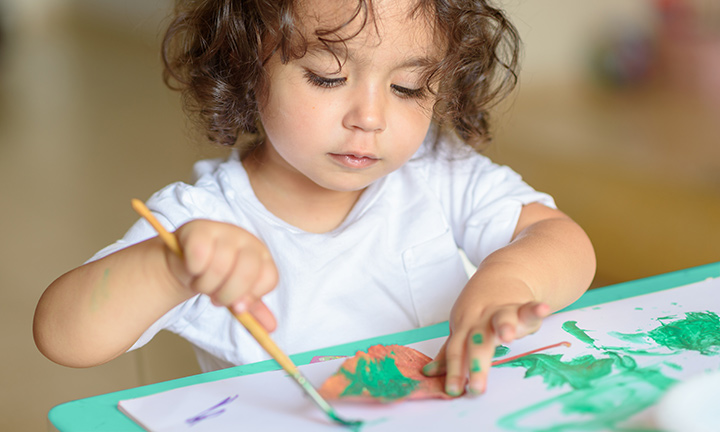 Die Magie des Malens: Wie ein Zeichenlehrer Kindern hilft, ihre Kreativität zu entfesseln