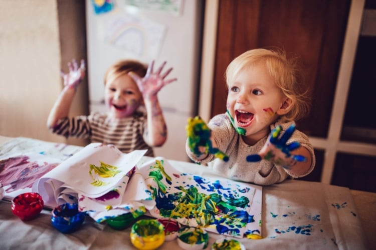 Malen, Lachen, Lebendig werden: Die Magie des Malens mit Kindern entdecken