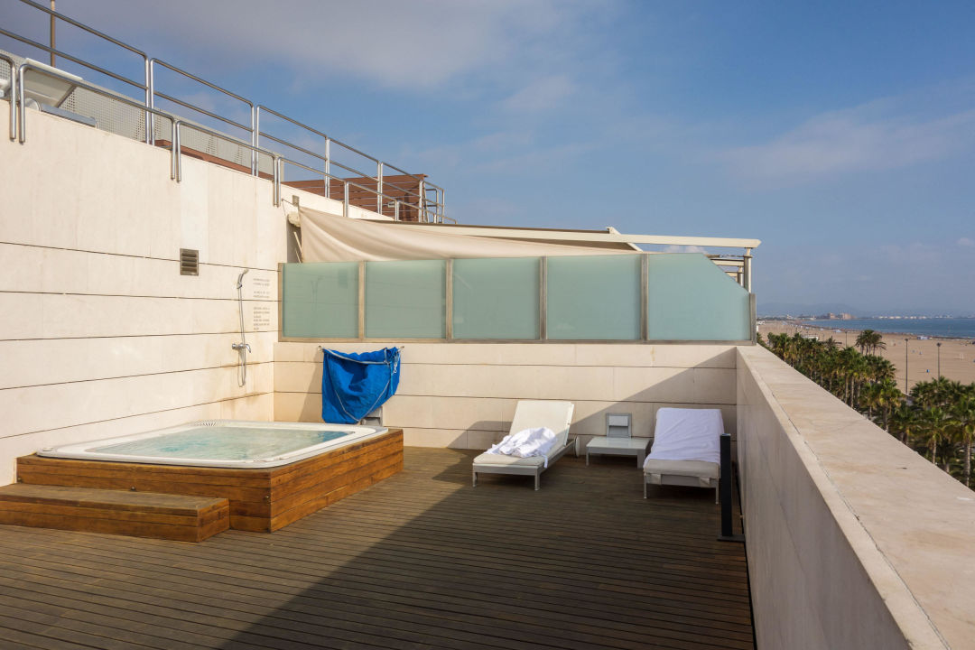 Dachterrasse mit Whirlpool: Ein Oasen der Entspannung und des Luxus