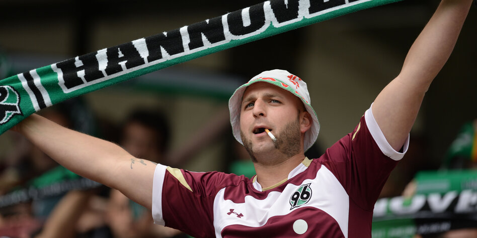 Hannover 96-Fans erleichtert: Lieblingsverein bleibt oben - taz.de