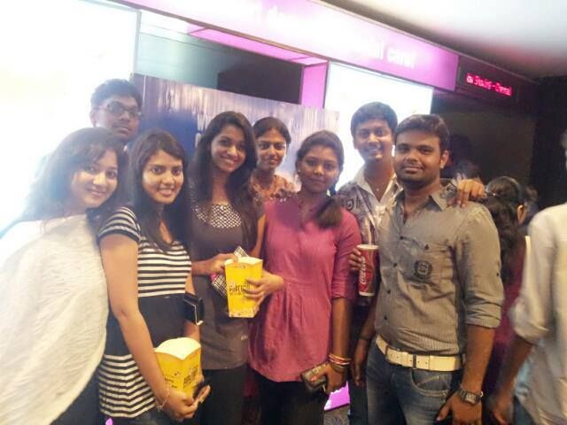 1000 Milliarden In Billionen – Priya bhavani shankar with friends at city center