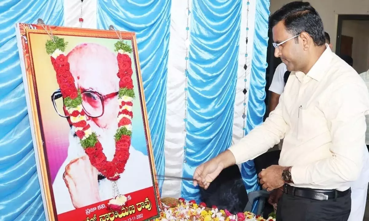 Kaloji Narayana Rao Remembered on 111th Jayanti in Gadwal Foto & Idee Foto zu Kaloji Narayana Rao Remembered on 111th Jayanti in Gadwal