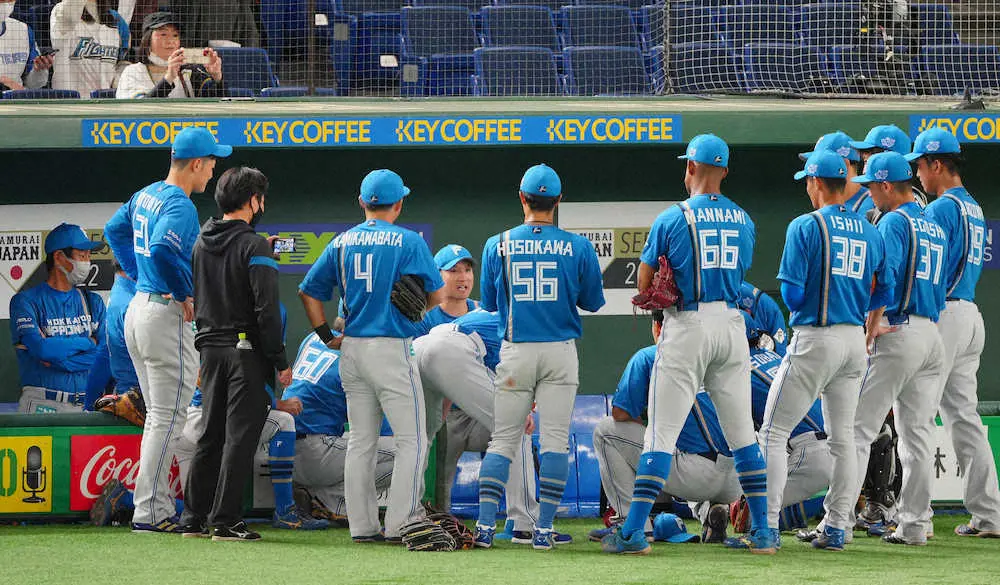 <侍・日>円陣で声出し役を務める杉谷(中央)(撮影・木村 揚輔) - スポニチ Sponichi Annex 野球 Foto & Idee Foto zu <侍・日>円陣で声出し役を務める杉谷(中央)(撮影・木村 揚輔) - スポニチ Sponichi Annex 野球